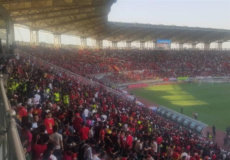 حاشیه دیدار داماش - پرسپولیس، برگزاری بازی در هاله ای از حاشیه دیدار داماش - پرسپولیس، برگزاری بازی در هاله ای از ابهام، کنار زمین پُر از جمعیت شد!