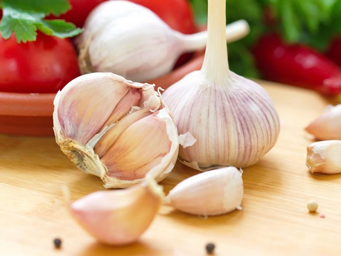 بوی سیر را چگونه از بین ببریم؟