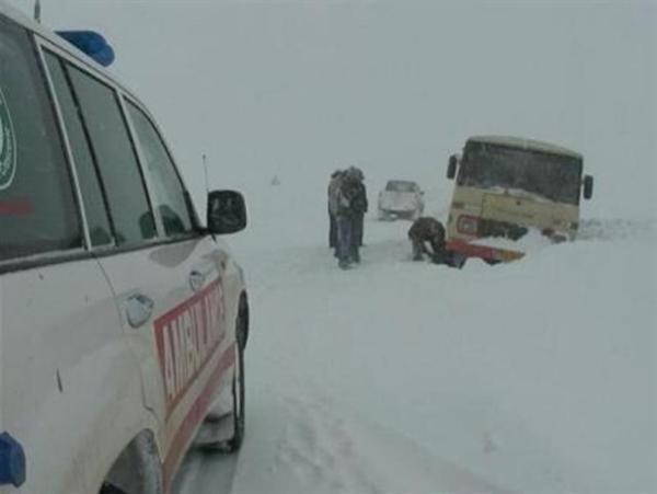امداد رسانی و رهاسازی 100 دستگاه خودرو گرفتار شده در برف و کولاک استان آذربایجان غربی