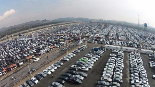 چرا خودروهای مانده در پارکینگ خودروسازان به بازار عرضه نمی گردد؟