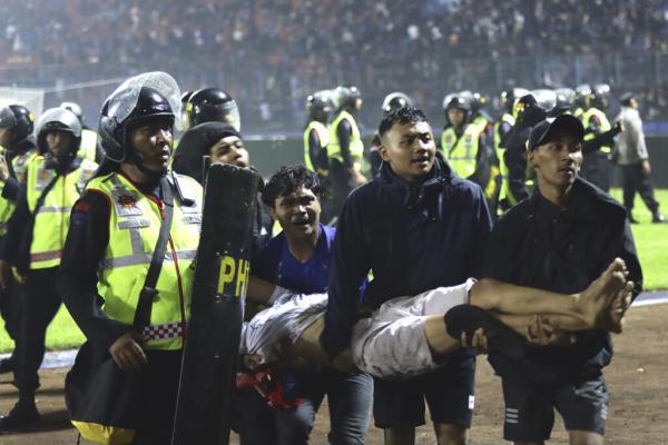 ببینید ، کشته های حادثه هولناک مسابقه فوتبال در اندونزی به 200 نفر رسید